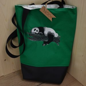 Handtasche Shopper in grün mit schwarzem Boden, bestickt mit einem gemütlichen Panda