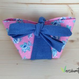 Nachhaltiges Geschenkkörbchen mit Schleife in rosa mit blauen Rosen