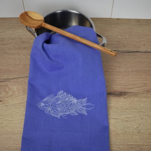 Hochwertiges Halbleinen Geschirrtuch in blau edel bestickt mit weißem Fisch