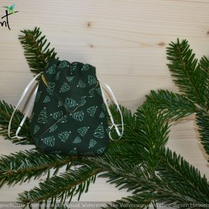 Nachhaltiger MiniOshin-Beutel als Geschenkverpackung und zur Aufbewahrung in farbenfroher japanischer Origami-Technik für Weihnachten in grün