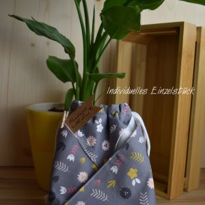 Nachhaltiger Oshin-Beutel als Geschenkverpackung und zur Aufbewahrung in farbenfroher japanischer Origami-Technik in grau mit Blumen