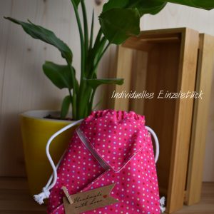 Nachhaltiger Oshin-Beutel als Geschenkverpackung und zur Aufbewahrung in farbenfroher japanischer Origami-Technik in pink mit bunten Punkten