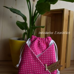 Nachhaltiger Oshin-Beutel als Geschenkverpackung und zur Aufbewahrung in farbenfroher japanischer Origami-Technik in pink mit weißen Punkten