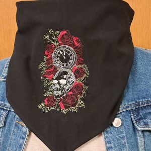Schwarzer Dreiecksloop mit Skull und Rosen bestickt