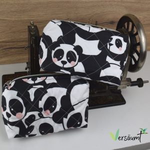 Kosmetiktasche aus fester Baumwolle ist stabil gequiltet und dazu mit vielen niedlichen Pandas bedruckt